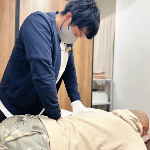 【繰り返す腰痛】腰痛に耐えながら釣りをするお父さん