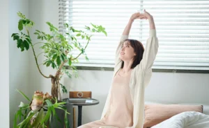 伸びをする女性